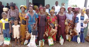 Les femmes vulnérables avec leurs Kits alimentaires offert par Ong 'Sentinelle de l'Eternel'